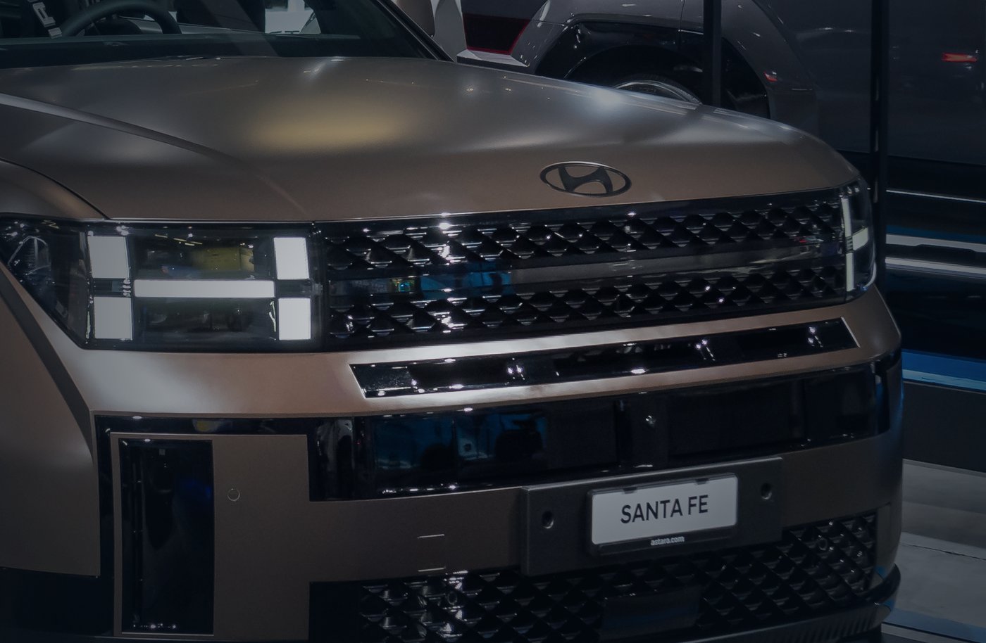 Close view of the Hyundai Santa Fe grille and H-pattern headlights